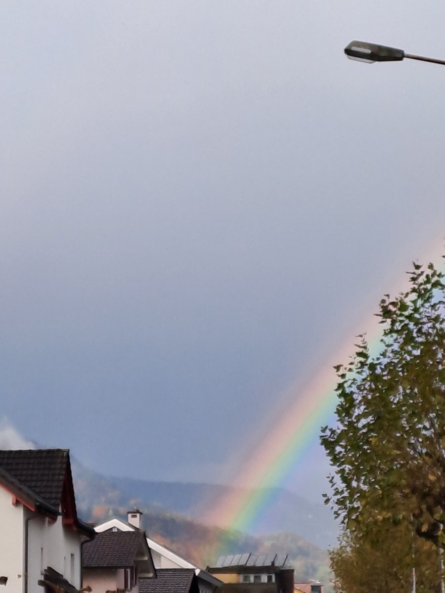 Zwischen dem stürmischen Regenschauern ein bunter Lichtblick.