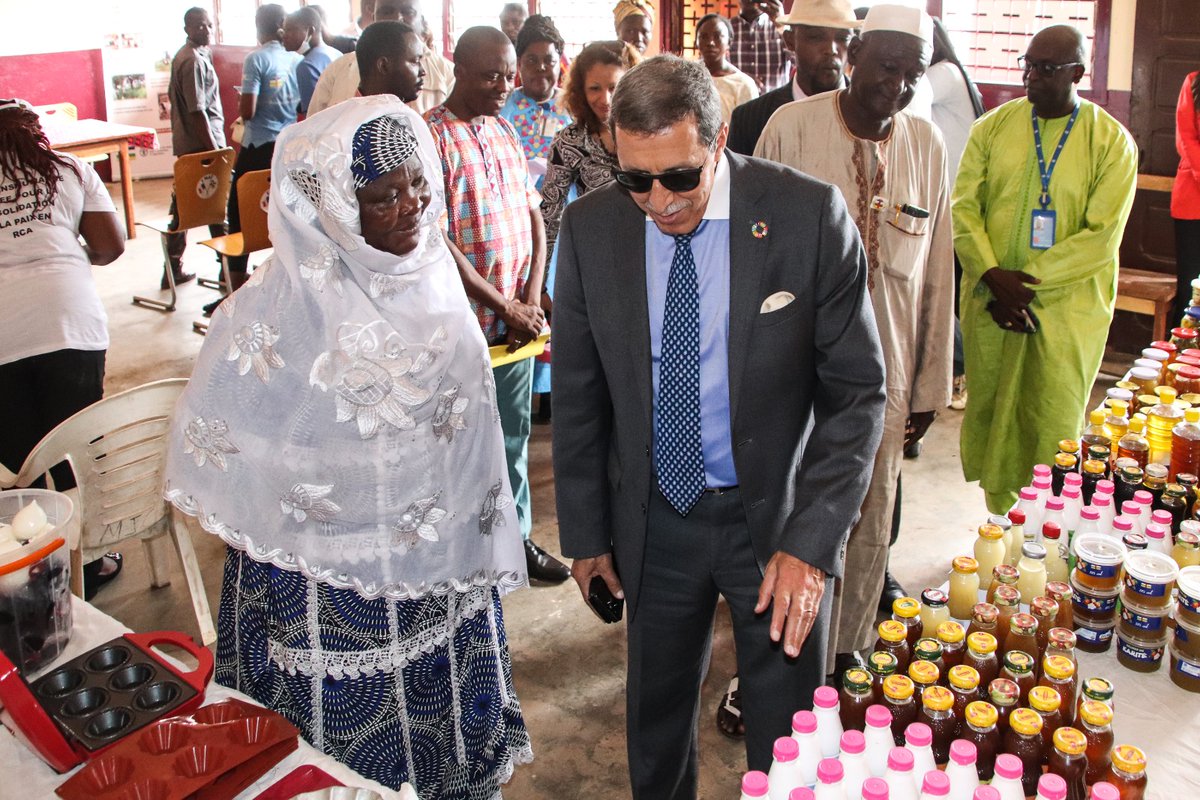 unwomenafrica's tweet photo. A baton rompu, l’ambassadeur de la configuration RCA de la Commission des Nations Unies pour la Consolidation de la Paix, Omar HILALE a échangé avec les principales bénéficiaires des projets🤝♀️ https://t.co/s1k98mjC0p