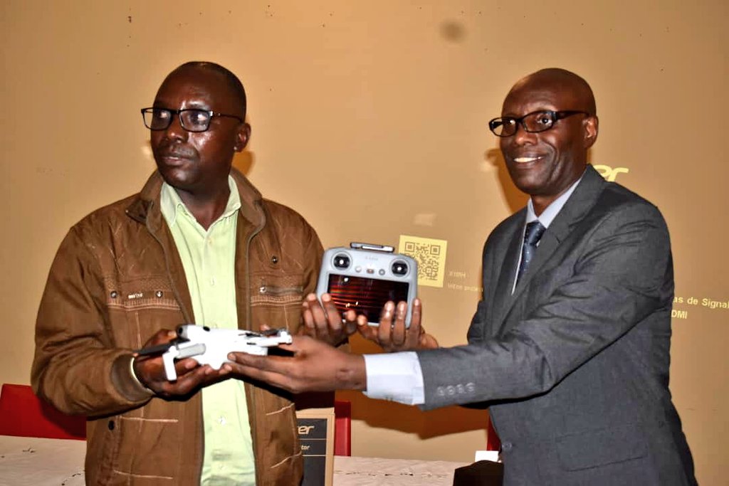 ABPInfos's tweet photo. 1/3 L' #OBPE a recu mardi de la part de l'association Conservation et Communauté de Changement (3C) 2 drones et 4GPS qui serviront dans les activités de garde des réserves naturelles de Vyanda et le paysage protégé de Mukungu- Rukambasi dans @makambaProvince. https://t.co/5fsYPwvK0U