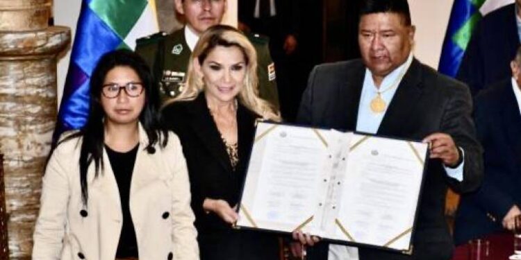 HumbertVacaflor's tweet photo. SUCESIÓN CONSTITUCIONAL
• Eva Copa (MAS), presidente del senado, Sergio Choque (MAS), de diputados, rodean a la presidente Jeanine Áñez. https://t.co/byMIgWeTci