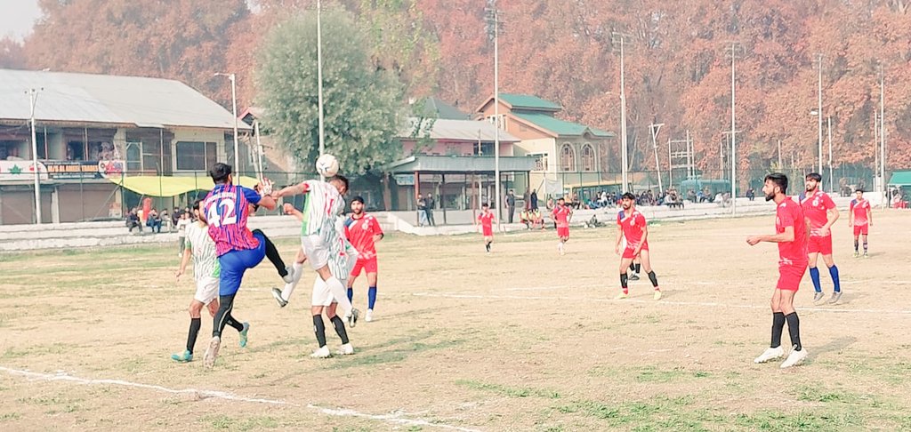#UnderCivicActionProgram, Ganderbal Police organised Football tournament for youths. The tournament inaugurated by SSP Ganderbal Shri Nikhil Borkar-IPS. Total 8 teams from district will participate in the tournament and it is being held at Qamaria Stadium. SSP Ganderbal wished…