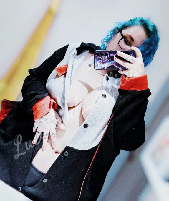 Want some more spicy pics with my onesie?🐱🦇 https://t.co/lmPdfnOiy2
