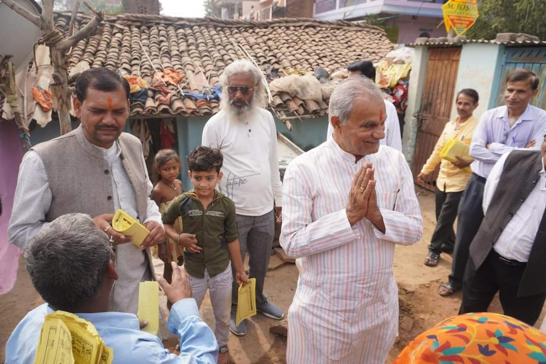 IKedarShukla's tweet photo. सीधी विधानसभा के सीधी नाग मंदिर के पास में चुनावी जनसंपर्क किया। 
.
जनता जनार्दन का आशीर्वाद मिल रहा है।
सीधी विधानसभा में ऑटो चल रहा।।

#TEAM_KNS  
#चुनाव_यात्रा_विधानसभा_सीधी
#vidhansabhaelection2K23
#MPElection2023  #developmentbyKedarShukla #MadhyaPradesh #sidhi https://t.co/gVcFfC96dQ