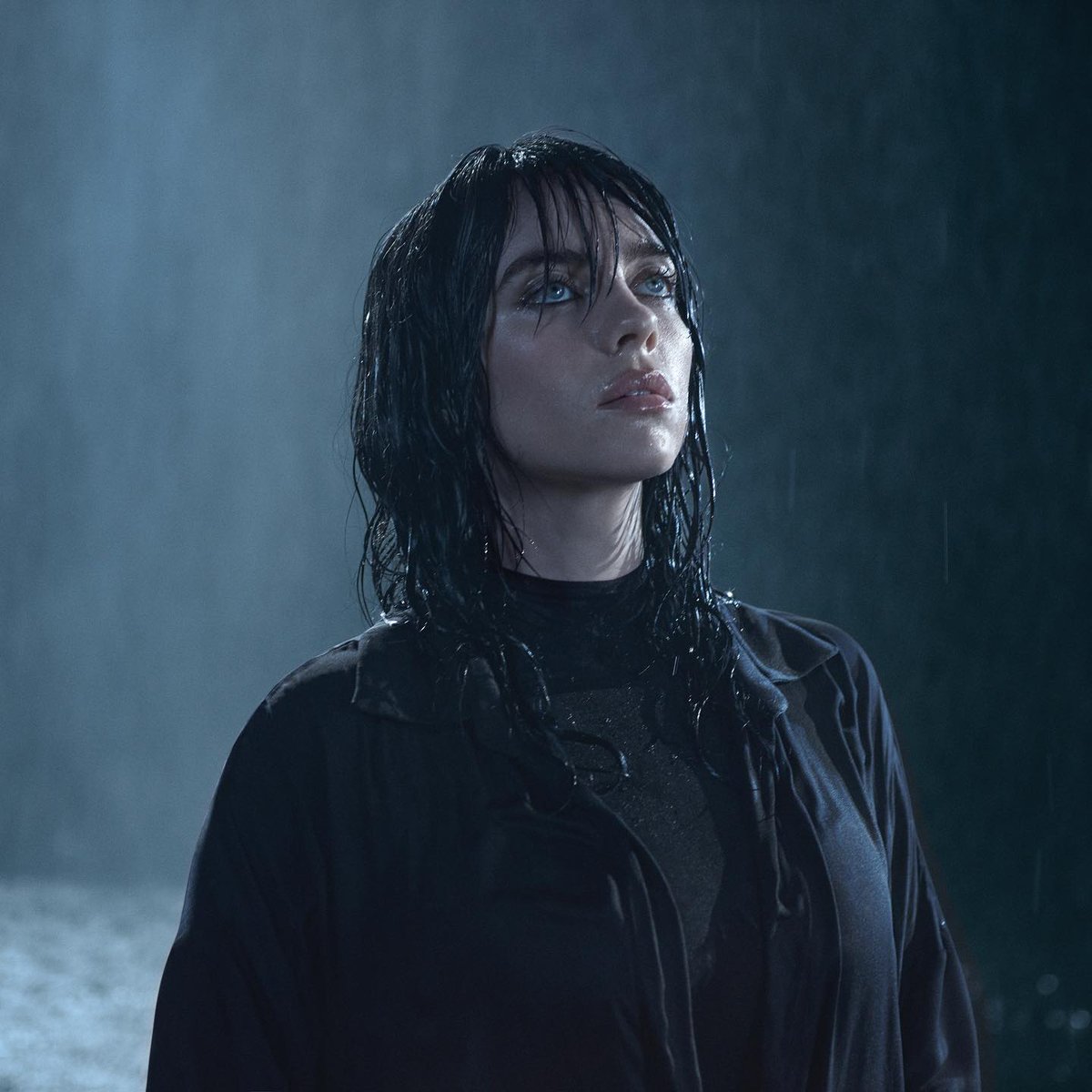 viewsfrance's tweet photo. Billie Eilish sur la différence de traitement du corps des hommes et des femmes dans la société : 

« Personne ne parle jamais du corps des hommes. Si t’es musclé, cool. Si tu ne l’es pas, cool. Si tu es maigre, cool. Si tu as du ventre, cool. Tout le monde est content. Vous savez pourquoi ? Parce que les filles s’en foutent et voient les gens pour ce qu’ils sont vraiment. »

Via Variety.
