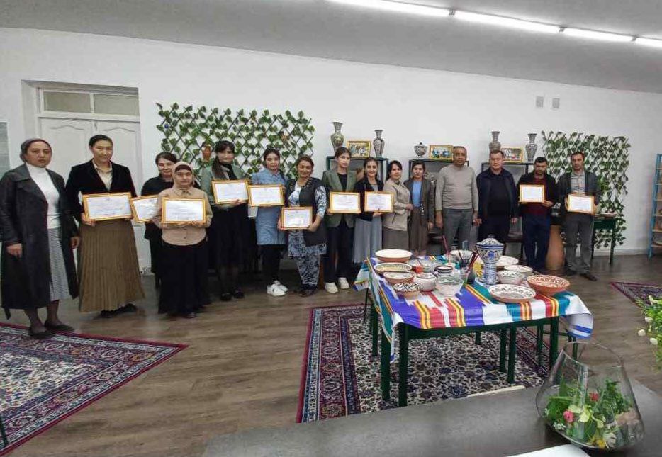 #Xotin_qizlar_bandligi

Ayollar kulolchilik yo'nalishida o'qitilib, ishga joylashtirildi 

Xiva shahar Oila va xotin-qizlar bo‘limi tashabbusi bilan xotin-qizlarni kasb-hunarga o‘qitish hamda bandligini ta'minlash borasida bir qator amaliy ishlar olib borilmoqda.