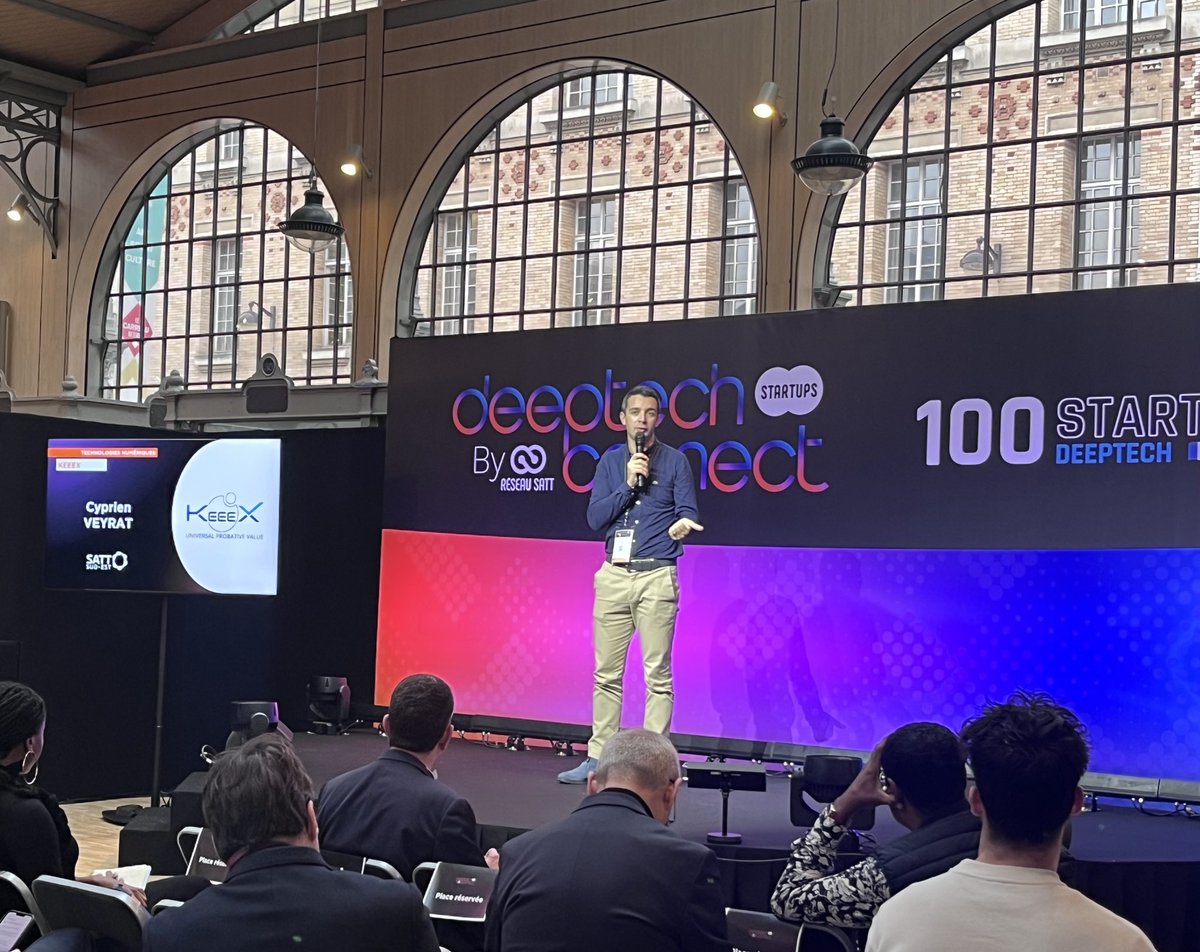 🔸PITCHS🎤#DeeeptechConnect🔸 On continue sur les technologies numériques avec ses 9 #startups🚀 : @nicolassaubin @djeebox @DGeofencing @KeeeX #ASTRIIS #CAPE #Ephantom #HephIA #ISYCARE #LIANELI Restez branchés pour la prochaine session transition écologique & énergétique ♻️ !