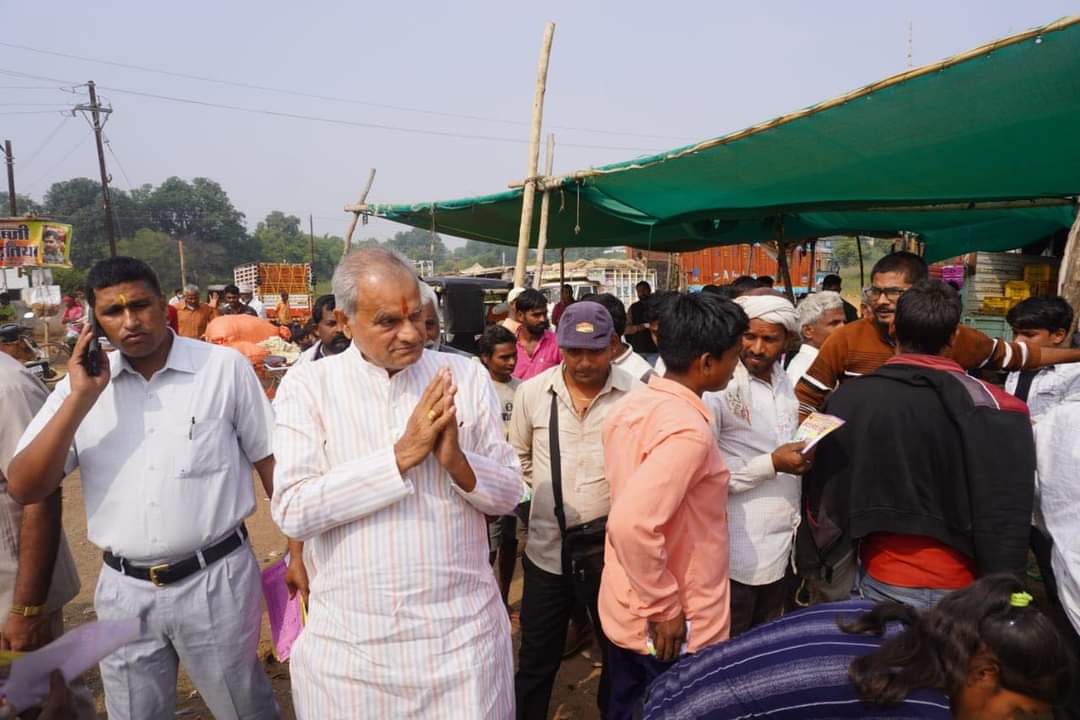IKedarShukla's tweet photo. सीधी विधानसभा के सीधी सब्ज़ी मंडी में व्यापारियो से चुनावी जनसंपर्क के दौरान मिलना हुआ। 
.
सीधी विधानसभा में ऑटो चल रहा।।

#TEAM_KNS  
#चुनाव_यात्रा_विधानसभा_सीधी
#vidhansabhaelection2K23
#MPElection2023  #developmentbyKedarShukla #MadhyaPradesh #sidhi https://t.co/GUzxwgx6jh
