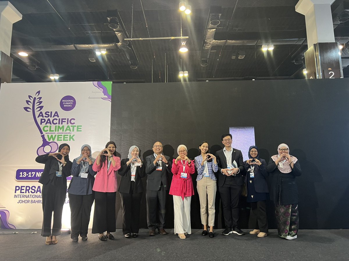 Dr Jemilah Mahmood (@jemilahmahmood) on Twitter photo At #APCW, & first global donut day sharing journey of #Ipoh #Malaysia - 1st Asian city adopting #DoughnutEconomics! Congratulations Mayor Dato Rumaizi for being named best mayor in Malaysia 2023! 🍩 <a href="/SunwayCPH/">Sunway Centre for Planetary Health</a> <a href="/KateRaworth/">Kate Raworth</a> <a href="/DoughnutEcon/">Doughnut Economics Action Lab (DEAL)</a> <a href="/YayasanHasanah/">Yayasan Hasanah</a> are proud partners! At #APCW, & first global donut day sharing journey of #Ipoh #Malaysia - 1st Asian city adopting #DoughnutEconomics! Congratulations Mayor Dato Rumaizi for being named best mayor in Malaysia 2023! 🍩 <a href="/SunwayCPH/">Sunway Centre for Planetary Health</a> <a href="/KateRaworth/">Kate Raworth</a> <a href="/DoughnutEcon/">Doughnut Economics Action Lab (DEAL)</a> <a href="/YayasanHasanah/">Yayasan Hasanah</a> are proud partners!