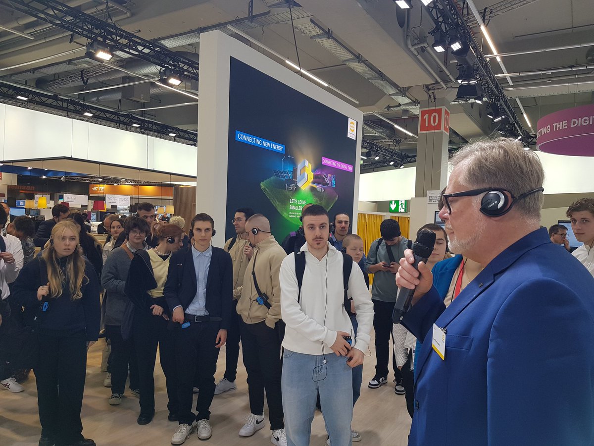 VBanholzer's tweet photo. Neue Perspektiven auf Steckverbinder und #Carbonfootprint von Produkten bei @HARTING_Group Auf der #SPS2023 . #Technikjournalismus und #TechnikPR live. Kommunikationschef Detlef Sieverdingbeck steht den Studierenden der @TH_Nuernberg Rede und Antwort. @ZVEIorg @Mesago https://t.co/koUGq2541t