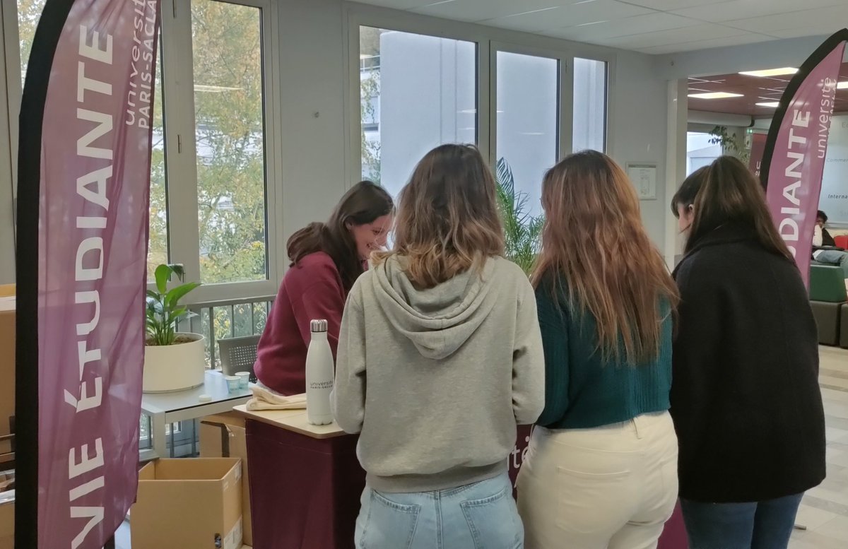 Merci à l'équipe #VieEtudiante  de @UnivParisSaclay auprès de nos jeunes.
Ils les informent sur les actions et aides accompagnant les apprentissages.