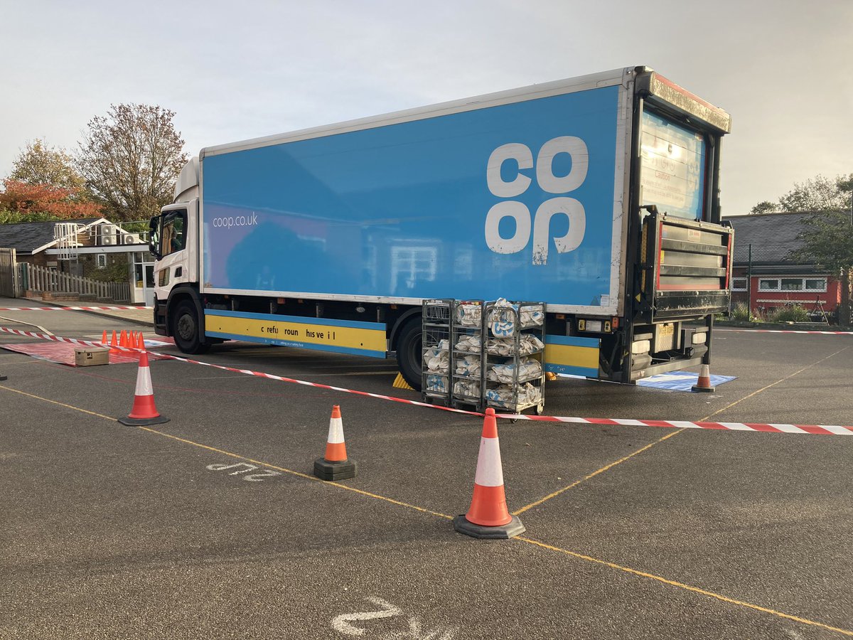 Out and about with Member Pioneer @Clairemasonmem1 supporting @coopuk Thurrock distribution centre colleagues delivering road safety sessions at @LittleThurrock_ primary school. Preparing year 6 students to walk safely to school. #ItsWhatWeDo