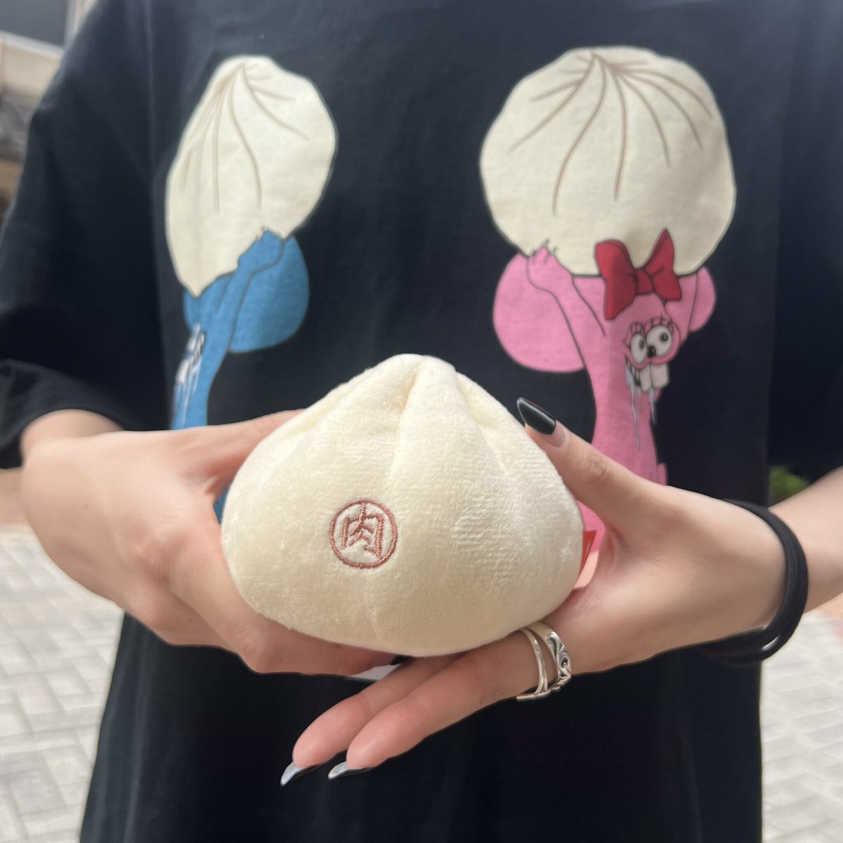 インパクト大‼
肉まんのぬいぐるみキーホルダー😎🎶
 
リアルな肉まんに近い大きめサイズで
存在感バツグン♨️♨️♨️
 
390円(税込429円)で好評販売中🛒💘
ぜひ店頭でチェックしてみてね👀
 
※在庫状況は各店舗によって異なります。