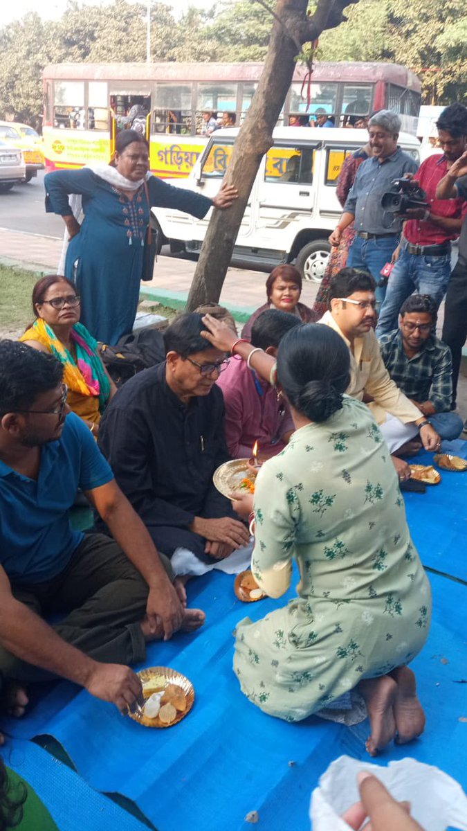" অবিরাম সংগ্রামের পথে " 

আজ নবম - দ্বাদশ শ্রেণীর যোগ্য মেধাবী চাকরি বঞ্চিত প্রার্থীদের  গান্ধী মূর্তির পাদদেশে অবস্থান-বিক্ষোভের  ৯৭৫ দিন! রোদ-ঝড় -জল উপেক্ষা করে এবং প্রশাসনের চোখে চোখ রেখে তারা রয়েছেন  উৎসবের মধ্যেও প্রজন্ম বাঁচানোর লড়াইয়ে! 

নবম-দশম ও একাদশ-দ্বাদশ শ্রেণীর
