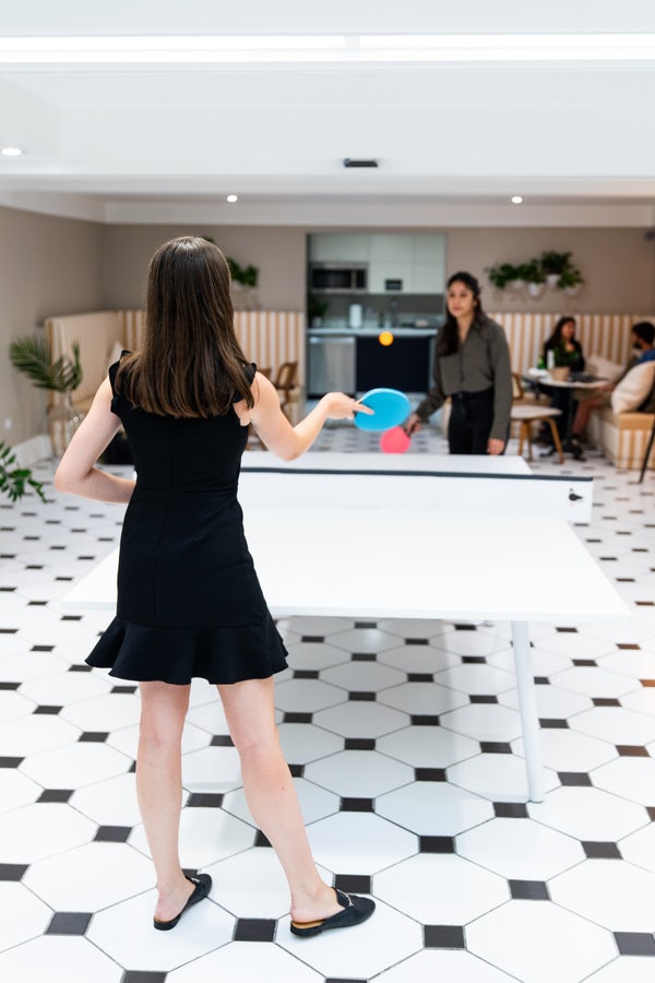 Forget the traditional office cubicles, let's cowork instead. From impromptu brainstorming sessions to spontaneous ping pong tournaments, you never know what adventure awaits around the corner. 🤔🏓

 📍 Piloto 151 Miramar