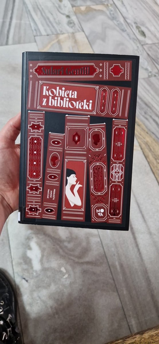 myfavstylesx's tweet photo. Jaram się, bo wczoraj w naszej bibliotece miejskiej wypożyczyłam "Kobietę z biblioteki", która miała swoją premierę w sierpniu tego roku! I nie dość, że ma świetny opis, to jeszcze ta okładka >>>>
#twitteroweksiążkary https://t.co/M1dnLMlAF7