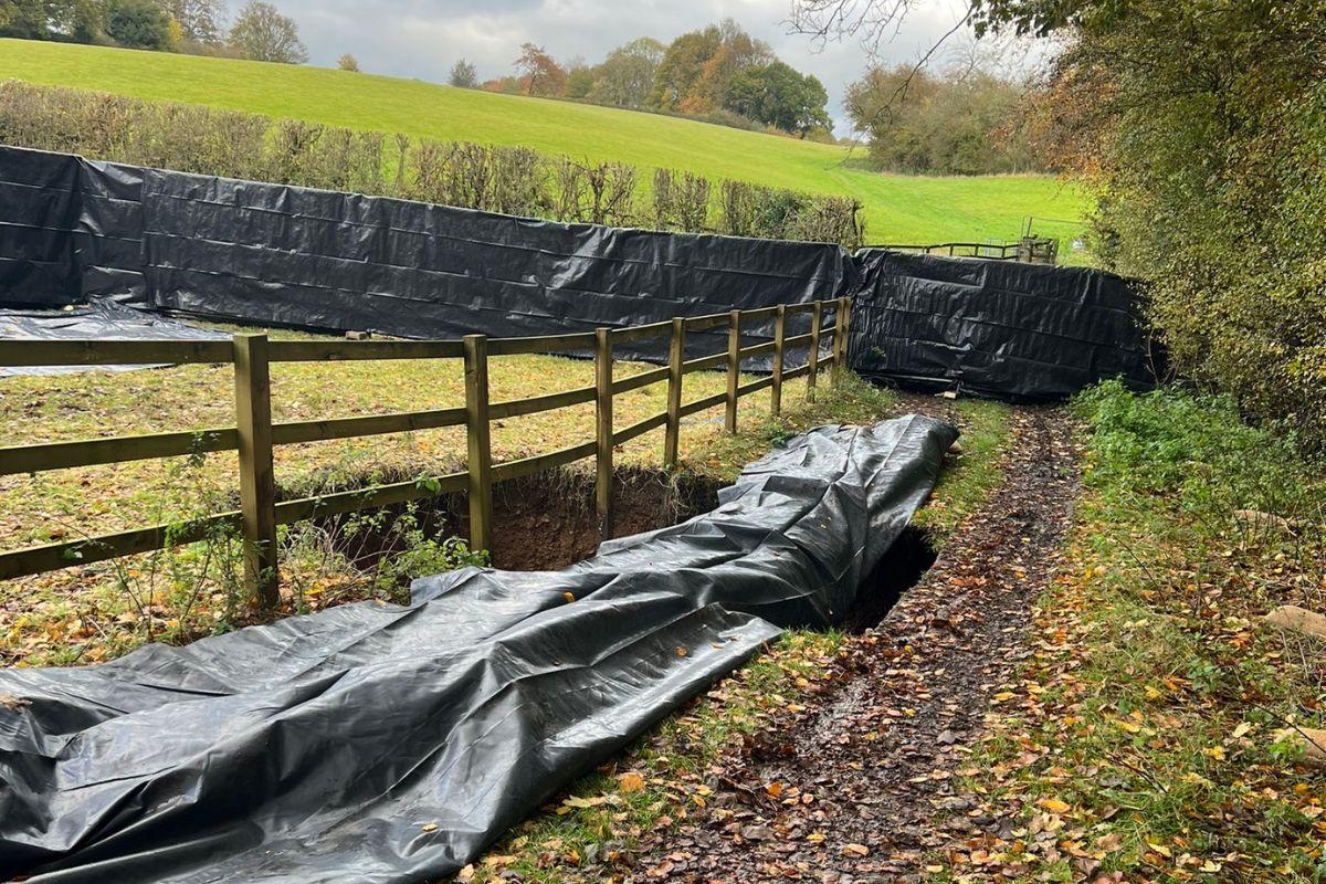 We are aware of a second sinkhole occurring above one of the HS2 tunnel boring machines in Hyde Heath. Read our statement for more information ⬇️ chilternsaonb.org/news/hyde-heat… 📸 Gareth Williams