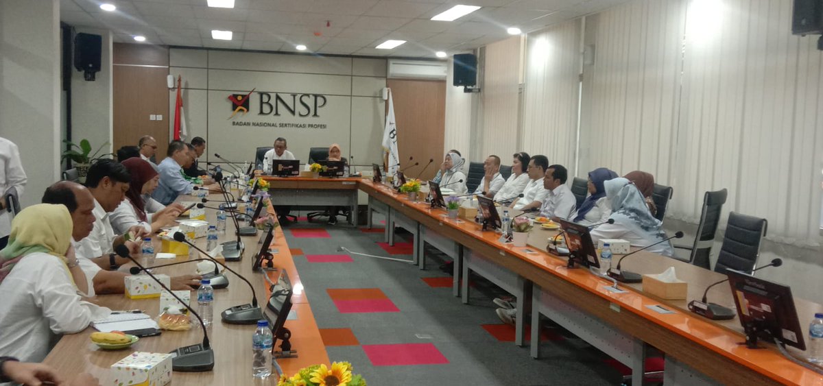 Pertemuan Silaturahmi Ketua, Wakil Ketua, dan Anggota BNSP periode Tahun 2023-2028 dengan Kepala Sekretariat BNSP beserta jajarannya pada Selasa (14/11/23) di Ruang Rapat Kantor Sekretariat BNSP.
