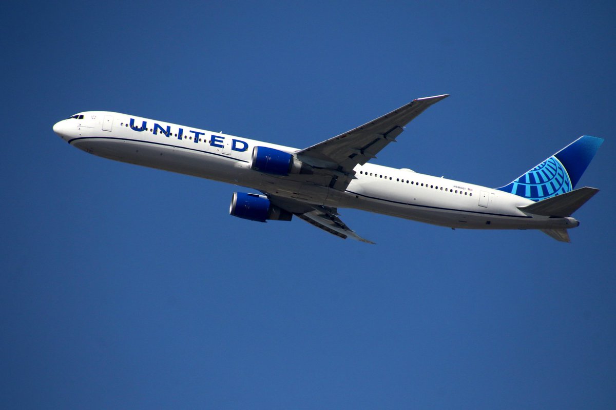 United Airlines B767 #unitedairlines #B767 #Boeing767 #planepictures #airplanelovers #instaplane #aircraft #avgeek #plane #airplane #aviationspotters #avgeekphoto #coolplanes #airplanephotos #plane_photos #worldofspotting #total_planes #planegeek #planespotters #spotter #Canon