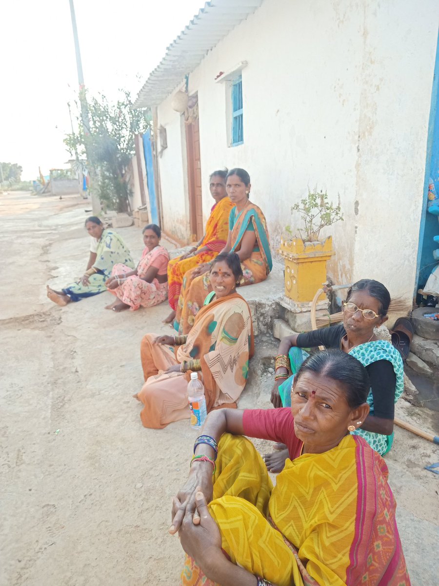 SreeniExpress's tweet photo. A group of women discussing candidates and elections. Jangaon. Telangana Elections https://t.co/Ybpe9d1ad8