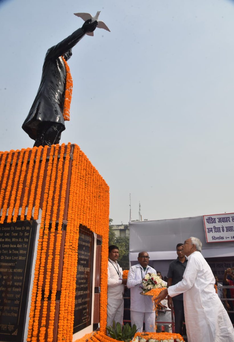 NitishKumar's tweet photo. भारत के प्रथम प्रधानमंत्री स्व० पंडित जवाहर लाल नेहरू जी की जयंती के अवसर पर पटना के पुनाईचक स्थित नेहरू पार्क में उनकी प्रतिमा पर पुष्प अर्पित कर उन्हें नमन किया। https://t.co/lkhkn1WMR8