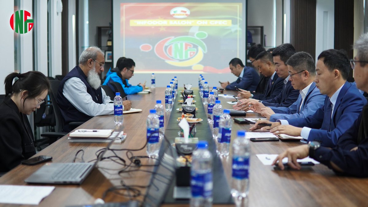 Infodor_pk's tweet photo. IN PICTURES:- The second round of the Infodor Media Salon on CPEC successfully concluded in Islamabad, focusing on the decade of CPEC's transportation infrastructure sector. Chinese enterprises like Power China, CRBC, CSCEC, CNIC, CCCC, CHEC, and CREC participated, highlighting localization efforts and corporate social responsibility during corridor construction. The event, hosted by APCEA's Transportation Sector Council, gathered over 30 participants, including media from China (CCTV, Xinhua, Guangming Daily) and Pakistan (Pakistan Observer and others) and representatives from NHA, COMSATS University, and think tanks. Discussions centered on promoting the corridor's development in the next stage. 🌐 #CPEC #InfrastructureDevelopment #ChinaPakistanRelations #CPEC10Y