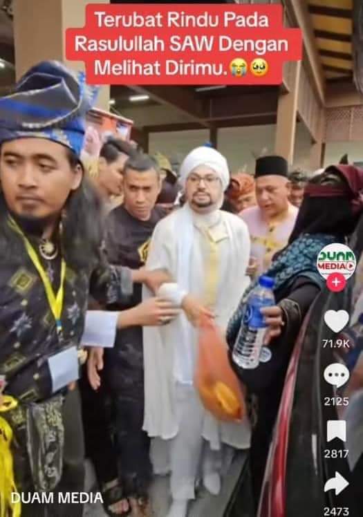 KartunisGandum's tweet photo. bahaya ni...tahap taksub sangat

takut takut terpesong lari akidah

kita dilarang mengambarkan sebarang imej Baginda Rasulullah SAW dengan apa bentuk pun.. apa lagi menyamakan imiginasi wajah manusia seperti wajah baginda... https://t.co/bhGVX4kZIs