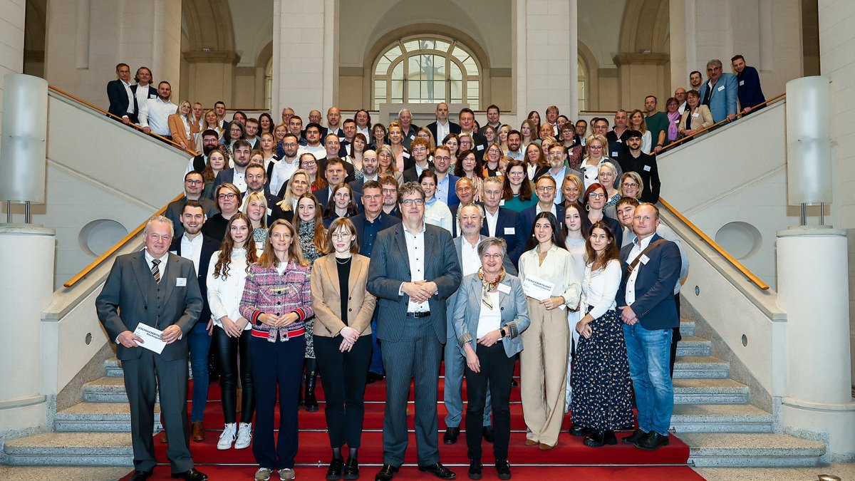 SW_Deutschland's tweet photo. Mit „Das hat Potenzial!“ prämieren wir #Unternehmen und #Schulen für besonderes Engagement an der Schnittstelle Schule – #Beruf. Gestern wurden die 27 Preisträger im @BMWK durch PStS @mikellner ausgezeichnet. Hier geht's zu den guten Beispielen: https://t.co/wLqG6fcEXn https://t.co/fxppb2z27t