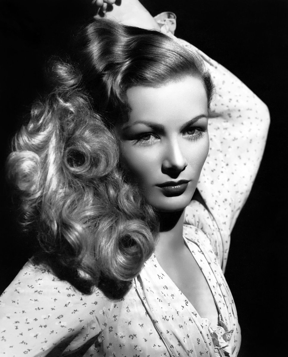daveainsworth63's tweet image. Remembering the American actress Veronica Lake who was born on this day (Constance Ockleman) in New York City in 1922. Her most memorable film appearances include: Sullivan's Travels, I married a Witch, The Blue Dahlia and The Glass Key. 🇺🇲 #VeronicaLake #NewYork