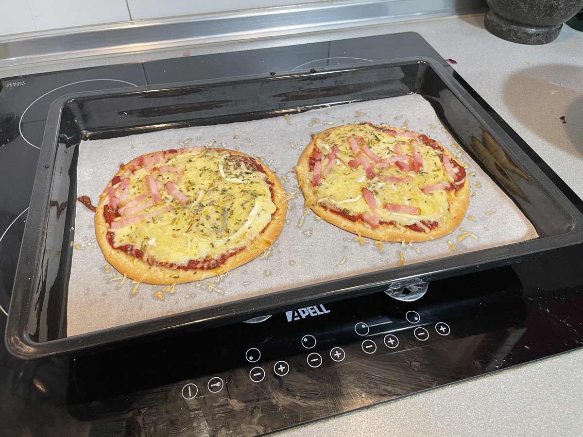 ketoconoscar's tweet photo. Pizzas con masa Keto con 4 quesos y bacon. https://t.co/qlFnd1CQKU