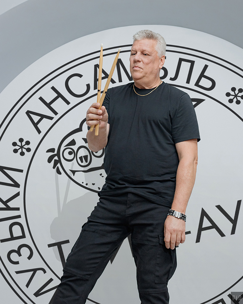 timeout_ru's tweet image. Поздравляем с юбилеем глубокоуважаемого Архимандрея Кислородина, заведующего барабанами, погремушками, тамбуринами, колотушками, перкуссией, бубнами и прочими кахонами! Всем крутить фонарики полчаса, это приказ! #группатаймаут #таймаут #мотология #квачи