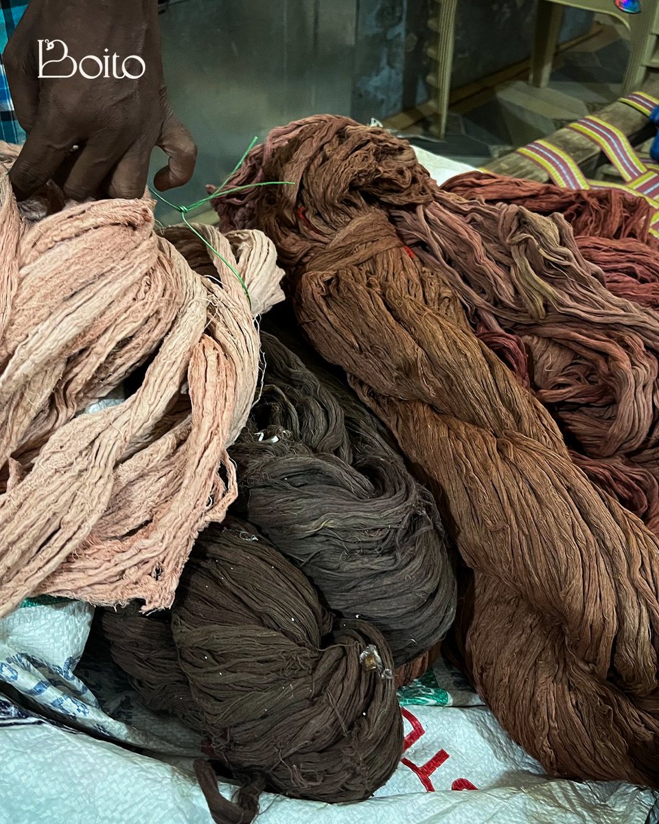 boito_in's tweet photo. // colours of the majestic Aal tree

Mirgan community relies on the aal tree for dyeing of yarn used for Kotpad handloom. A small portion of their roots is taken and ground into fine powder for the dyebath.

The Kotpad Weavers Cooperative Society was founded in 1956. https://t.co/9uGBju3HJ6