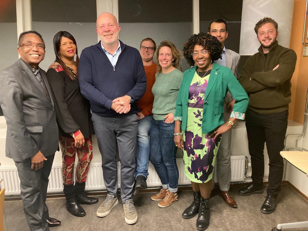 RobertSimonsLR's tweet photo. Gisteravond op bezoek bij wijkraad Delfshaven-Schiemond. Gesproken over grote verschillen tussen buurten in de wijk, onderlinge samenwerking, wens meer ontmoetingsplekken, verwerking van de angst en het verdriet na schietpartij op 28 sept en ondermijning/ronselen van jongeren. https://t.co/HqHOFJCwp1
