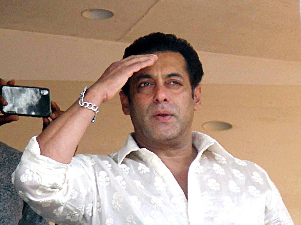 SAMTHEBESTEST_'s tweet image. #Dabangg
#Ready
#Bodygaurd
#EkThaTiger
#Dabangg2
#JaiHo
#Kick
#BajranguBhaijaan 
#PRDP
#Sultan
#Tubelight
#TigerZindaHai
#Race3
#Bharat
#Dabangg3
#KBKKJ
#Tige3 

17 back-to-back 100cr nett grossers for #SalmanKhan as a lead actor. 

A record that may remain unbeaten for a while.