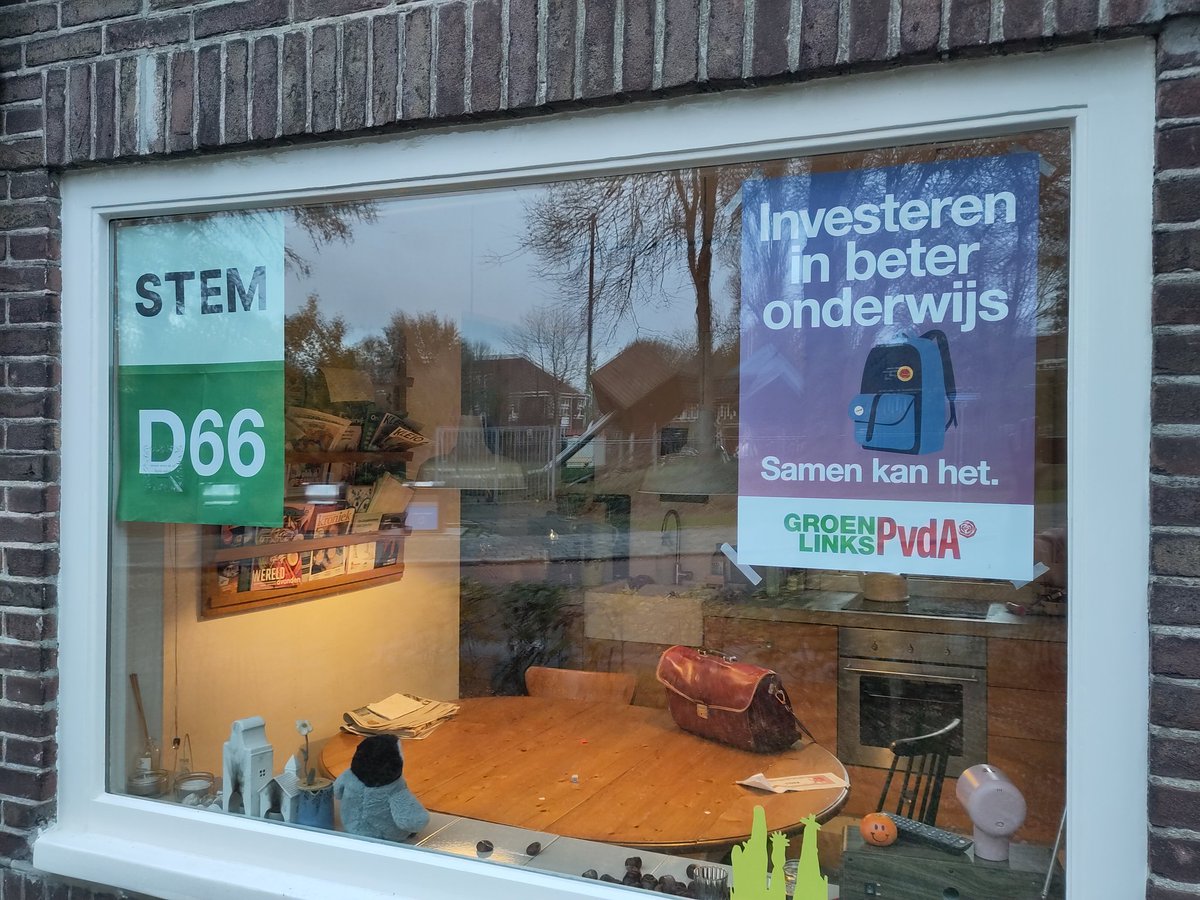 Na jaren aankondiging dat er ook een andere poster moest hangen, is voldaan aan mijn voorwaarde; lid worden van die partij. Vanaf vandaag profileren we dus twee overtuigingen. Zou overigens mooie basis voor kabinet zijn :)