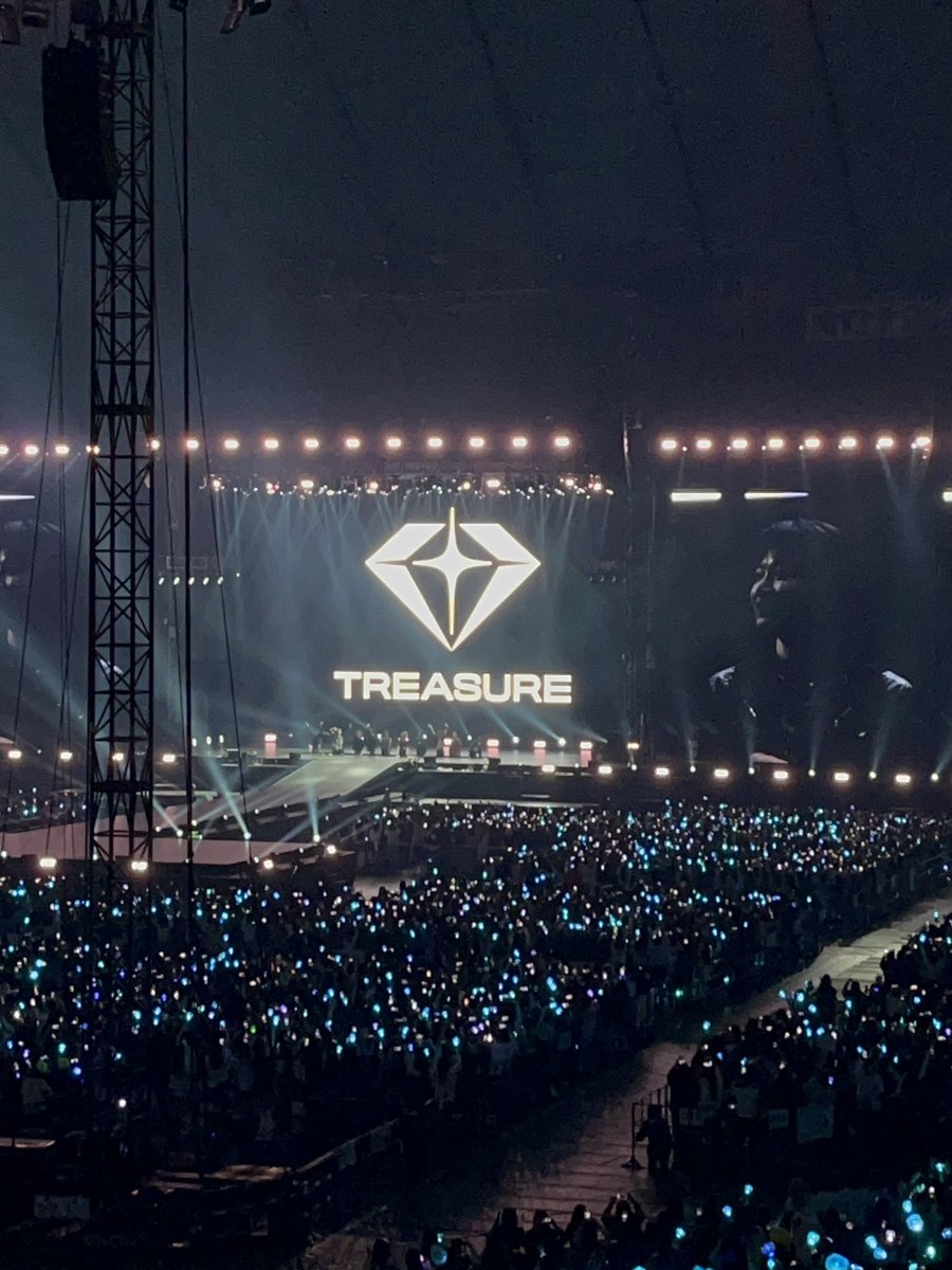 Xr_ppe's tweet photo. 日曜日、何年も陰ながら応援してたTreasureの東京ドームのファンミーティング行ってきた…！
初めてイベントに来たからトゥメのお姉様方ってこんなにも居るのかって自分も感動してしまった https://t.co/upFoFc1gF8