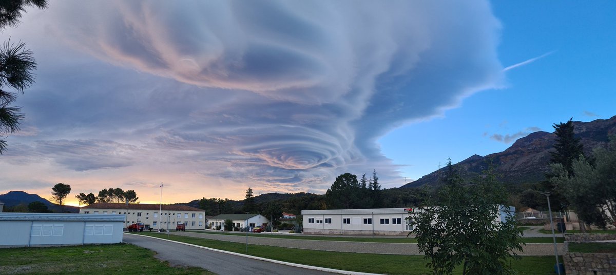 UIISC5CORTE's tweet image. OVNI 👻 aperçu à l&apos;#UIISC5, ils débarquent bientôt 🥺.
Non 😁, explication : nuages lenticulaires formés par un fort vent en altitude dans des couches d&apos;air humides.
