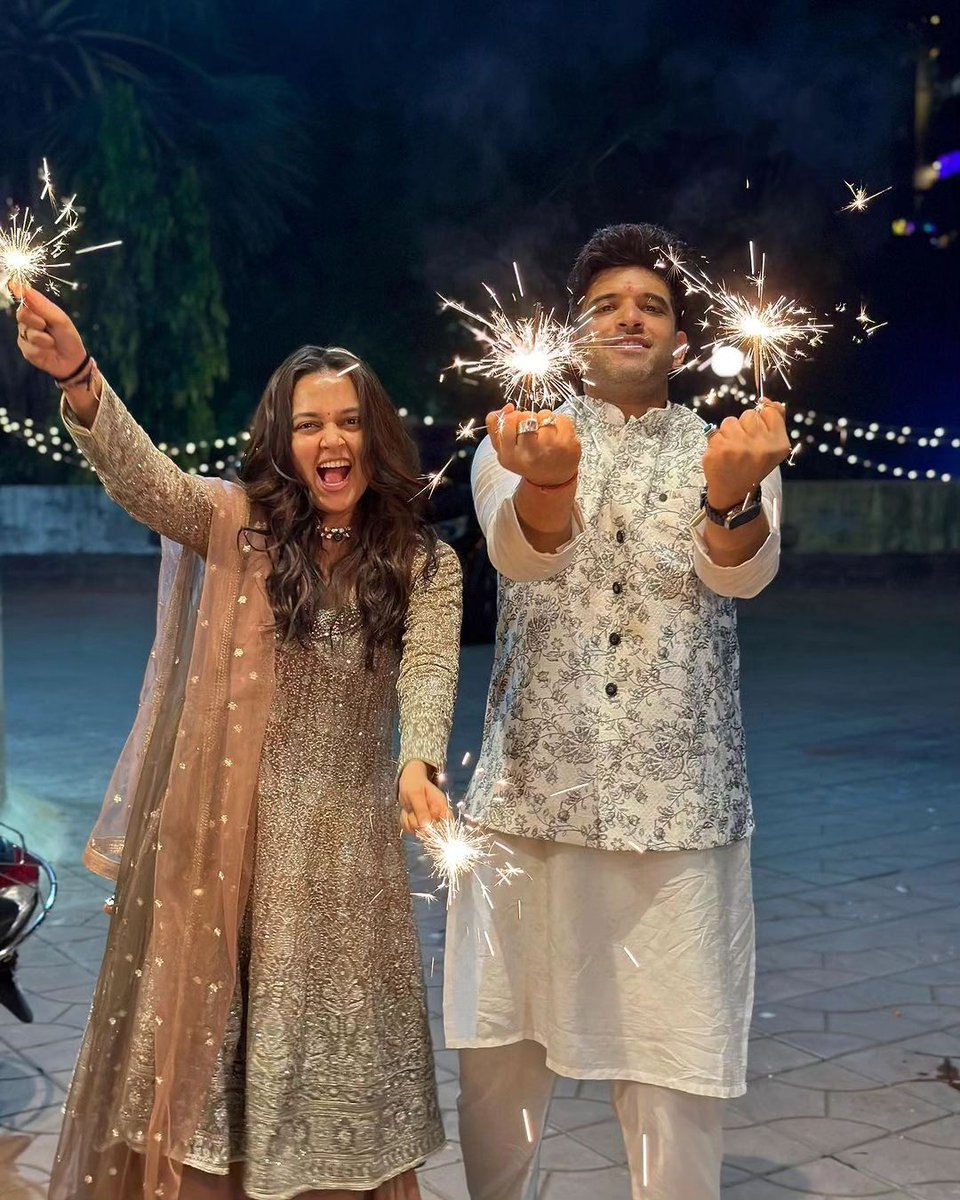 Tejasswi Prakash shares heartwarming pics from the Diwali celebration with Karan Kundrra and his family ❤️❤️

#tejran #tejranforever #tejranfam #tejran❤️ #tejranmoment #karankundra #karankundrra #tejasswiprakash #celebcouples #biggboss 

gujaratimidday.com/photo