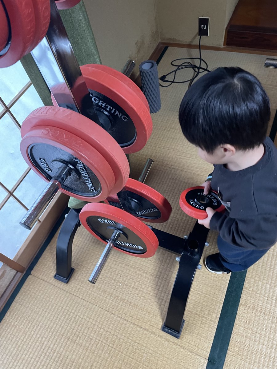 dy_papateacher's tweet photo. 教育も子育ても”待ちが必要”だね

教えてすぐできることなんて少ないし、
増してや習得するのには時間がかかる

でも、子どもが育つとき、言い表せないほどポジティブな感情が溢れる

そう、うちに息子は立派な筋トレの助手です👍 https://t.co/45B2CLpBeL