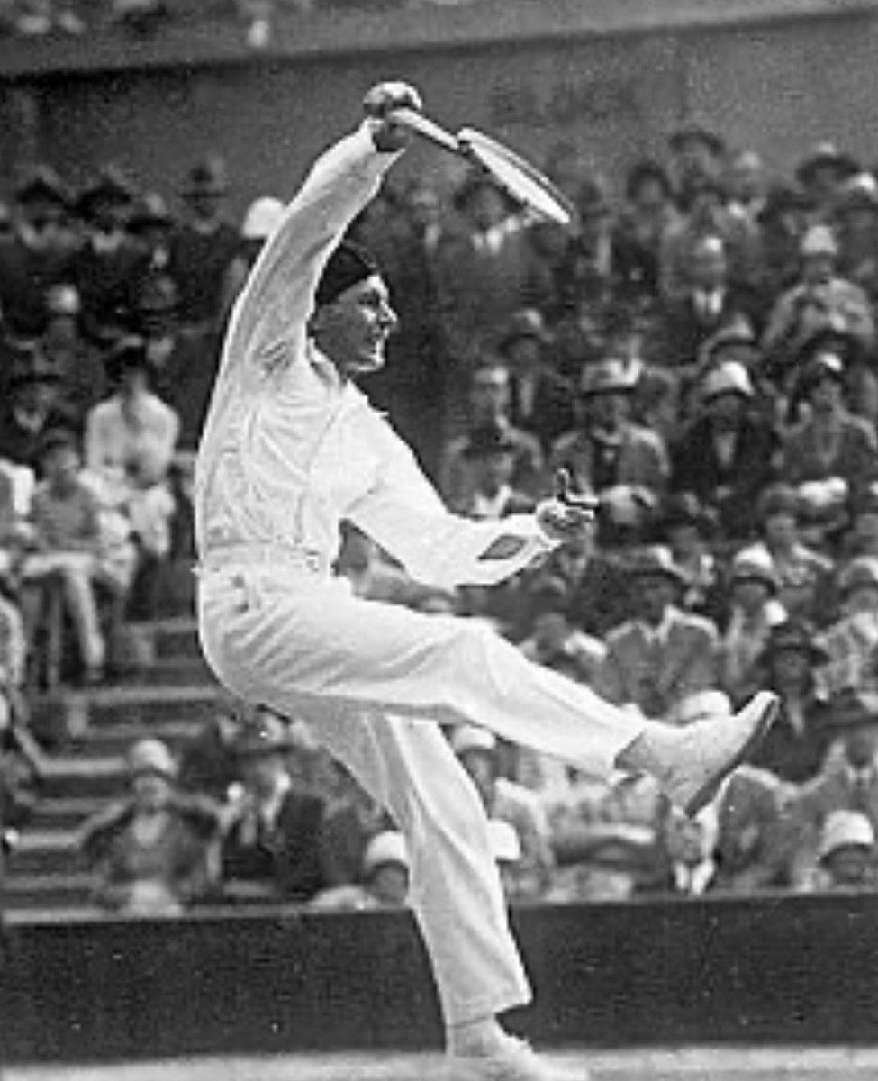 Jean Borotra, el vasco saltarín. Uno de los 4 mosqueteros (junto con Lacoste, Cochet y Brugnon) que dominaron el tenis en la década de 1920 y principios de 1930. Ganó 4 Grand Slam. Borotra jugaba con txapela (agujereada, para ventilar la cabeza)