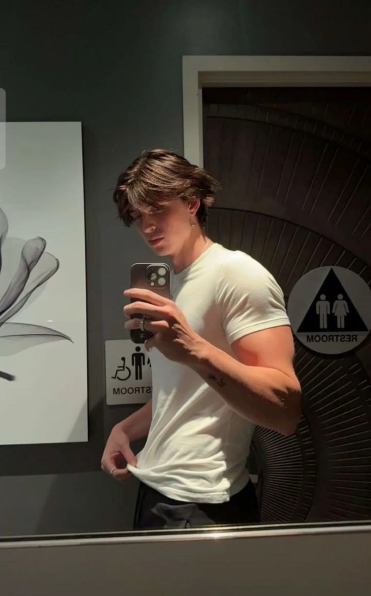 capetacomuna's tweet photo. se isso passar por sua tml, complete  

apelido: tom
idade: 24
sexualidade: bi
status: solteiro
cor favorita: verde
comida favorita: sanduíches 
bebida favorita: whisky 
filme/série favorita: lorax e the good place https://t.co/KDcmBrqfNv