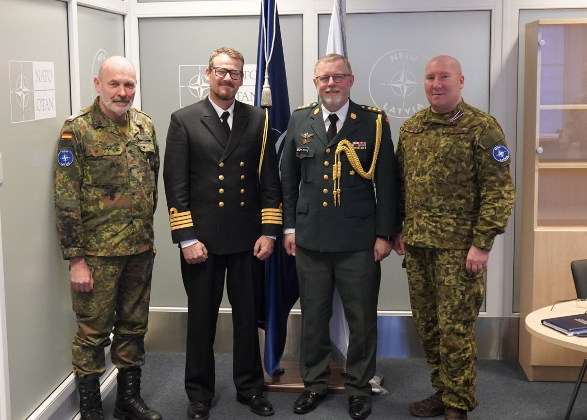 NFIU 🇱🇻 Commander Col. Roga expresses his gratitude to the outgoing 🇩🇰 Defence Attache Col. Niels H. Johansen and welcomes the new 🇩🇰 DA Capt.(N) Visti Salomonsen. 🇩🇰 is committed to the security in the Baltics. It is also Framework nations of @hqmndn. Has personnel at NFIU 🇱🇻.