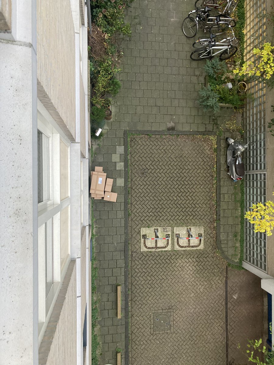 waik's tweet photo. @IKEANederland @PostNL this is not my front door. Paying the extra for delivery to my floor without success #leftintherain #Amsterdam https://t.co/gtUHarCPSk