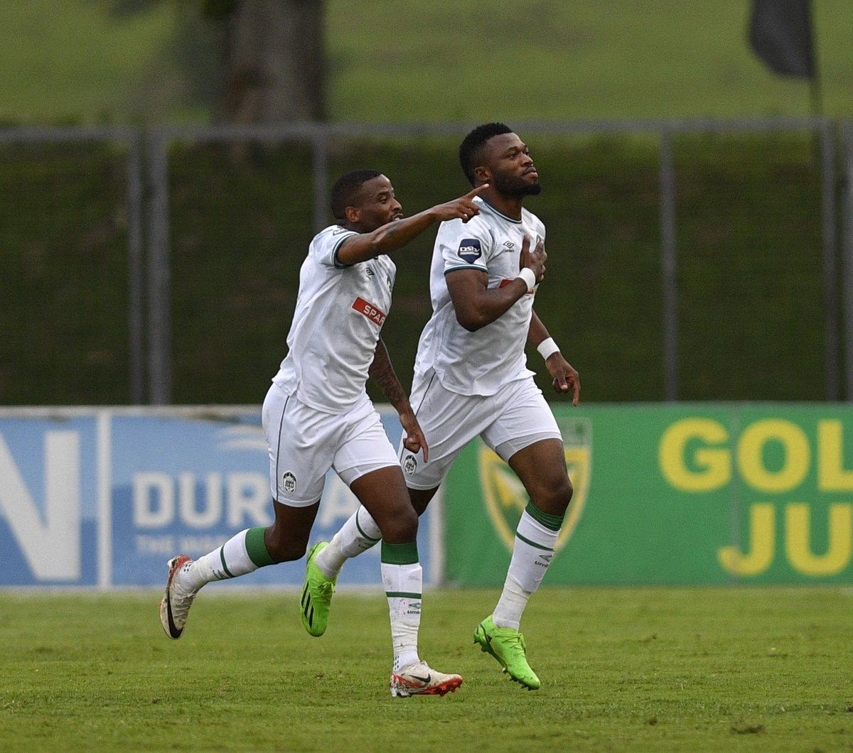PassionfootAF's tweet photo. Augustine Chidi Kwem🇳🇬 Hat-trick⚽⚽⚽ came off the bench.
Un triplé pas comme les autres:
17" Golden Arrows 1-0 Amazulu
71" Chidi #Kwem🇳🇬 IN
80" Golden Arrows 1-1 Kwem🇳🇬⚽
83" Golden Arrows 1-2 Kwem🇳🇬⚽
92" Golden Arrows 1-3 Kwem🇳🇬⚽
Score: G. Arrows🇿🇦 1-3 #Amazulu🇿🇦
#Nigeria https://t.co/uvu8FHIPYv