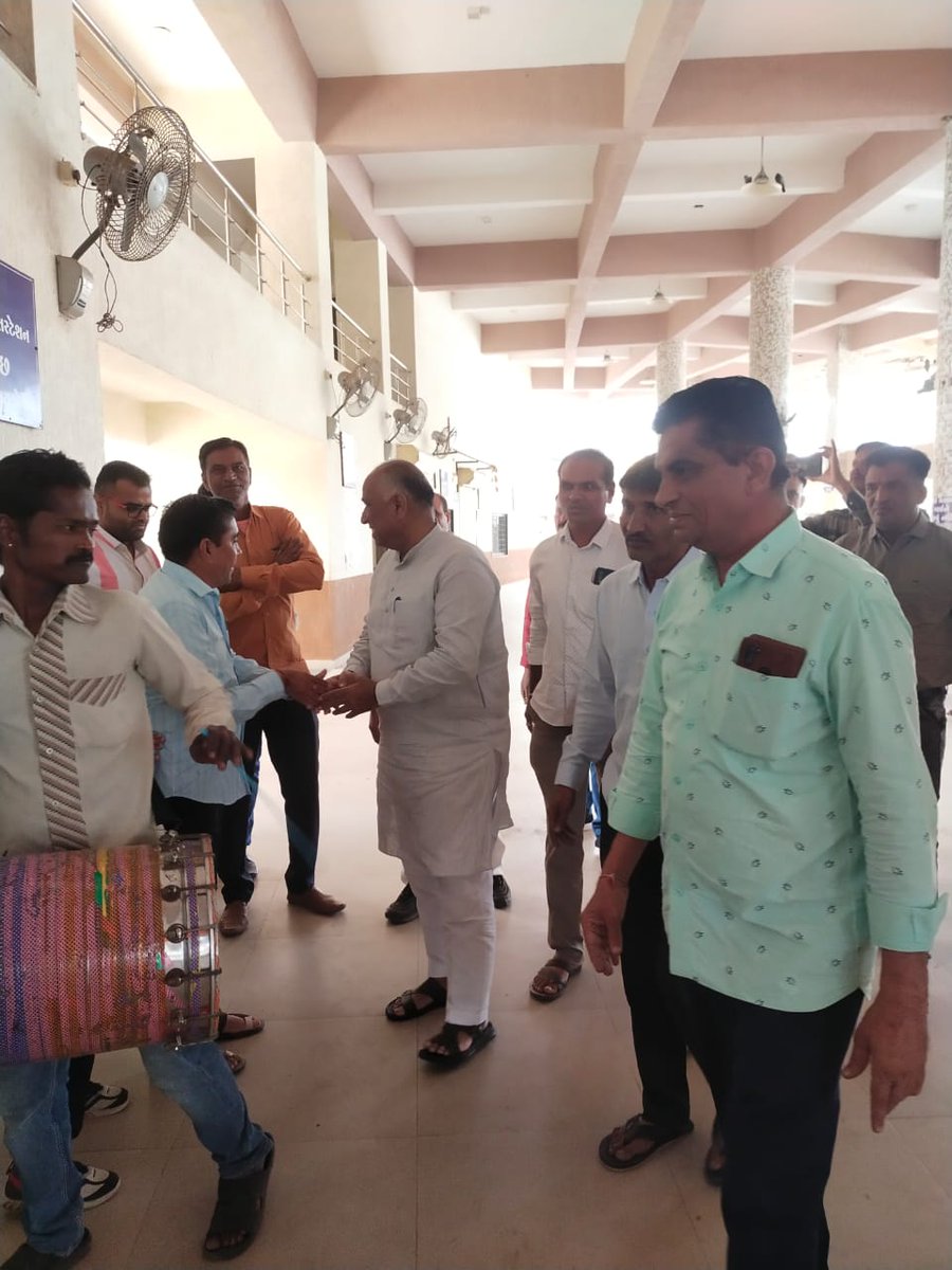 DCHIMMATNAGAR's tweet photo. Hon. MLA sir visited Mansa Depot and Sweet Box Distributed to drivers and conductors on duty to employees working away from home.

@sanghaviharsh 
@CMOGuj
@OfficialGsrtc 
@CollectorGnr https://t.co/5dFFFg9QcB