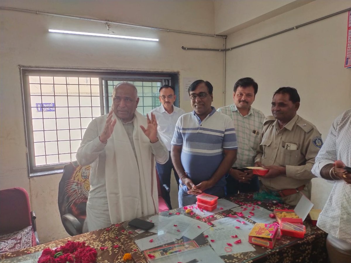 DCHIMMATNAGAR's tweet photo. Hon. MLA sir visited Mansa Depot and Sweet Box Distributed to drivers and conductors on duty to employees working away from home.

@sanghaviharsh 
@CMOGuj
@OfficialGsrtc 
@CollectorGnr https://t.co/5dFFFg9QcB