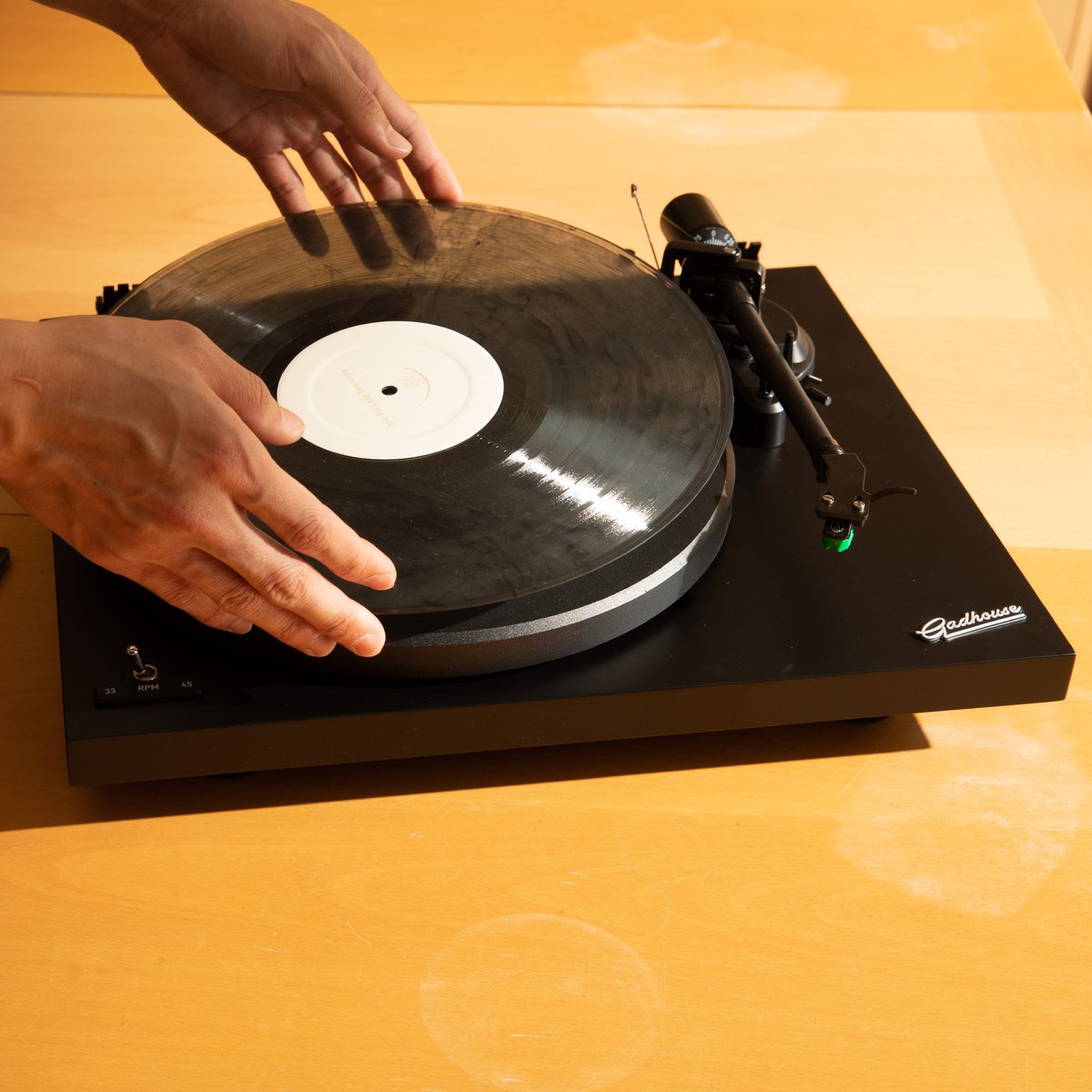 GadhouseGlobal's tweet image. Drop the needle and let the music take over 🎼

#gadhouse #vinyl #analogmusic #turntable #records #Mathis #MathisTurntable