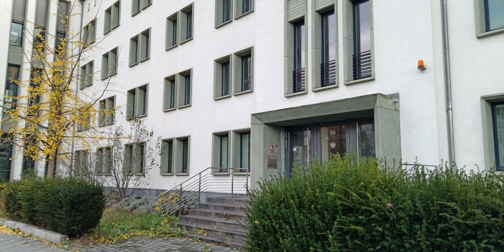 Seit Jahren steht die ehemalige Unterkunft im Groß-Berliner Damm 59 für geflüchtete Menschen leer. Vom geplanten Umbau keine Spur. der Senat kann sich Leerstand leisten.