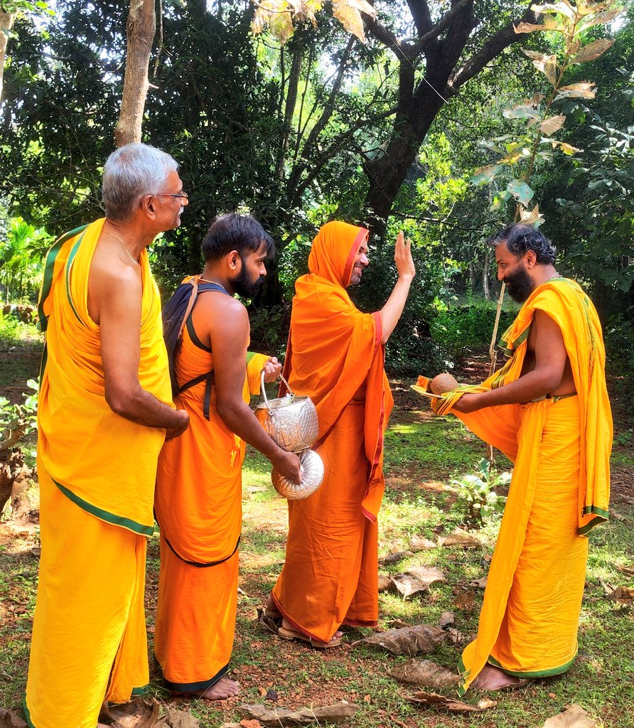 ShankaraPeetha's tweet photo. ಶ್ರೀಪರಿವಾರದ ಮಧುಕೇಶ್ವರ ಜಿ ಹೆಗಡೆಯವರಿಗೆ ದೀಪಾವಳಿಯ ವಿಶೇಷ ದಿನದಂದು ಅಶೋಕೆಯ ಅಹಿಚ್ಛತ್ರದಲ್ಲಿ ತಮ್ಮ ಕಾರ್ಯದರ್ಶಿಯಾಗಿ ನಿರೂಪವನ್ನಿತ್ತು ಶ್ರೀಸಂಸ್ಥಾನದವರು ಆಶೀರ್ವದಸಿದ ಶುಭ ಘಳಿಗೆ.

@kanutota https://t.co/prrfsWlps1