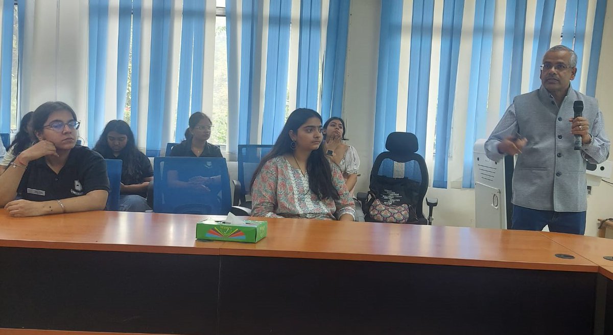 NImmunology's tweet photo. In our #ScienceSetu talk series, Dr Apurba K Sau @NImmunology discusses with students of @Iheofficial61 @UnivofDelhi —

How structure-function studies of metabolic enzymes in pathogens can be employed for therapeutics❓🦠💊

@DBTIndia @DrJitendraSingh @rajesh_gokhale #scicomm https://t.co/pNu6YXJBhH