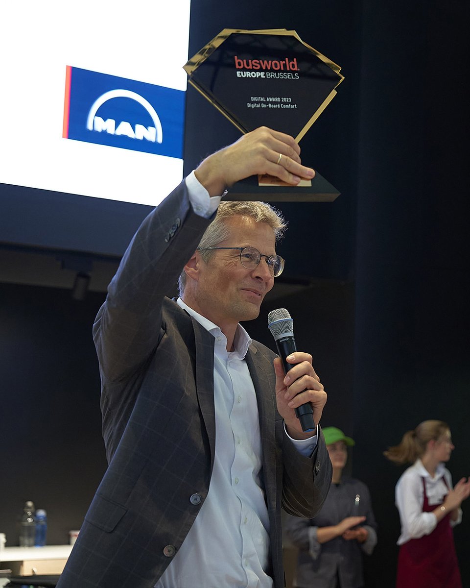 Los reciente Busworld Digital Awards nos han dejado una gran noticia: nuestro nuevo cockpit 2024 para 🚌 autocares MAN y Neoplan se alzó con el premio en la categoría de Digital On-Board Comfort 🥇. Más: fcld.ly/frt5i4v

#MANTruckandBus #BusworldEurope #tecnología_MAN